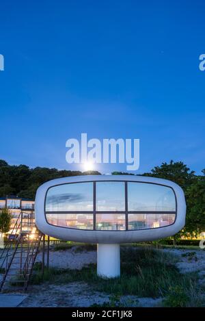 Binz, Allemagne. 05 août 2020. La tour Müther est située à l'une des entrées de la plage. Le bâtiment futuriste a été érigé en 1981 pour les sauveteurs de la plus grande station balnéaire de l'île de Rügen. Il a été construit par le maître constructeur de béton de coquillages Ulrich Müther. Aujourd'hui, la tour sert de salle de mariage. Credit: Stephan Schulz/dpa-Zentralbild/ZB/dpa/Alay Live News Banque D'Images