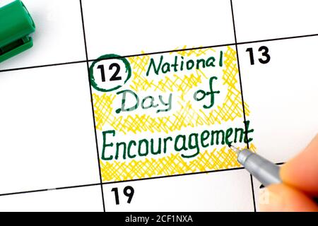 Femme doigts avec stylo rappel d'écriture Journée nationale d'encouragement dans le calendrier. Septembre 12. Banque D'Images