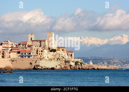 France, côte d'azur, Antibes, la vieille ville avec les remparts, le château Grimaldi, la cathédrale, le massif enneigé du Mercantour et la méditerranée Banque D'Images