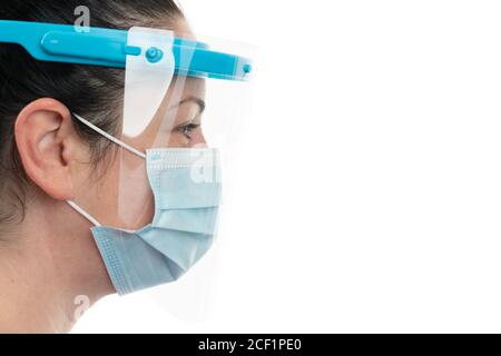 Vue latérale gros plan du modèle femme portant un masque transparent et masque médical ou chirurgical couvrant comme covid19 virus de la grippe du sras protection contre les pandémies Banque D'Images