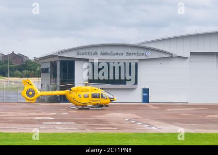 Scottish Ambulance Service Airbus hélicoptère H145 G-GSAS exploité par Gama Aviation garée à l'aéroport de Glasgow, Écosse, Royaume-Uni Banque D'Images