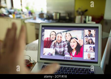 Discussion vidéo de vos amis POV sur l'écran d'un ordinateur portable Banque D'Images