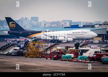 Un avion cargo se tenant sur l'aéroport international Chhatrapati Shivaji. Chhatrapati Shivaji Maharaj International Airport, anciennement connu sous le nom de Sahar in Banque D'Images