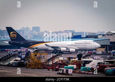 Un avion cargo se tenant sur l'aéroport international Chhatrapati Shivaji. Chhatrapati Shivaji Maharaj International Airport, anciennement connu sous le nom de Sahar in Banque D'Images