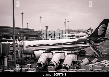 Un avion cargo se tenant sur l'aéroport international Chhatrapati Shivaji. Chhatrapati Shivaji Maharaj International Airport, anciennement connu sous le nom de Sahar in Banque D'Images