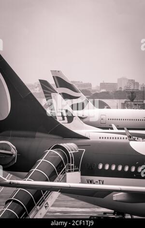 Un avion cargo se tenant sur l'aéroport international Chhatrapati Shivaji. Chhatrapati Shivaji Maharaj International Airport, anciennement connu sous le nom de Sahar in Banque D'Images