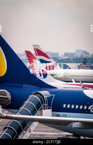 Un avion cargo se tenant sur l'aéroport international Chhatrapati Shivaji. Chhatrapati Shivaji Maharaj International Airport, anciennement connu sous le nom de Sahar in Banque D'Images