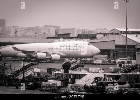 Un avion cargo se tenant sur l'aéroport international Chhatrapati Shivaji. Chhatrapati Shivaji Maharaj International Airport, anciennement connu sous le nom de Sahar in Banque D'Images