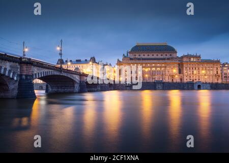 Soir vue sur le pont des légions et Théâtre National de Prague de l'île Strelecky. Banque D'Images