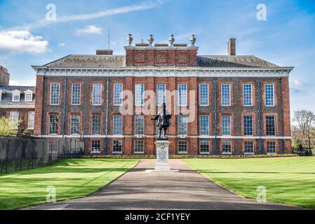 Une vue sur le magnifique palais de Kensington à Londres avec la statue du roi Guillaume III au premier plan. Banque D'Images