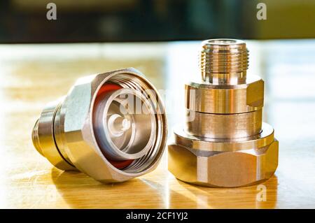 Adaptateur coaxial micro-ondes connecteur mâle DIN 7 16 vers femelle N. Concept des détails de la radio. Composant haute fréquence avec revêtement métallique Banque D'Images