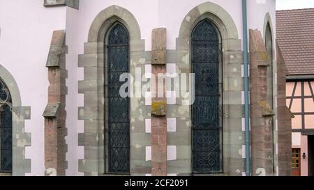 Façade d'une église catholique d'Alsace, France Banque D'Images