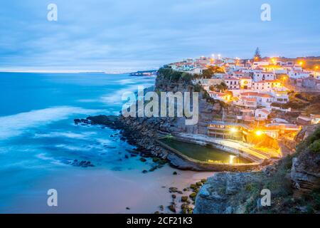 Azenhas do Mar village au crépuscule, Sintra Portugal.