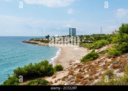 HOSPITALET DEL INFANT, ESPAGNE - 28 AOÛT 2020 : vue sur la plage de Cala de Gestell à Hospitalet del Infant, Espagne, mettant en valeur le Vandellos II n Banque D'Images