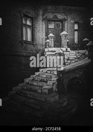 Détails de l'architecture extérieure noir et blanc, vieux escalier mène à l'entrée du château de chasse au manoir de Manuc BEI. Ancienne façade de bâtiment en briques. Banque D'Images