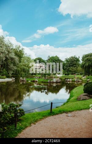 Photo verticale d'un jardin japonais à Kadriorg Park, Tallinn, Estonie Banque D'Images