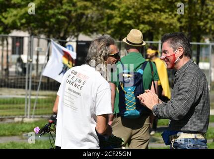 Berlin, Allemagne. 03ème septembre 2020. Des manifestants se tiennent dans le quartier du gouvernement devant un bâtiment du Bundestag et manifestent contre les mesures visant à contenir le coronavirus. Credit: Johannes Neudecker/dpa/Alamy Live News Banque D'Images