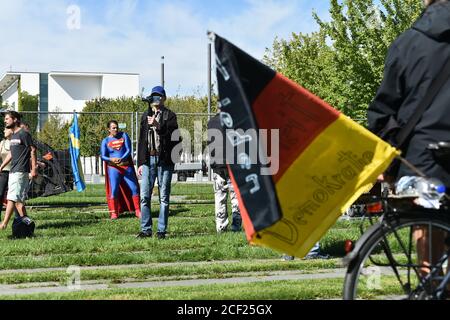 Berlin, Allemagne. 03ème septembre 2020. Des manifestants se tiennent dans le quartier du gouvernement devant un bâtiment du Bundestag et manifestent contre les mesures visant à contenir le coronavirus. Credit: Johannes Neudecker/dpa/Alamy Live News Banque D'Images