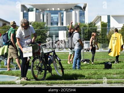 Berlin, Allemagne. 03ème septembre 2020. Des manifestants se tiennent dans le quartier du gouvernement devant un bâtiment du Bundestag et manifestent contre les mesures visant à contenir le coronavirus. Credit: Johannes Neudecker/dpa/Alamy Live News Banque D'Images