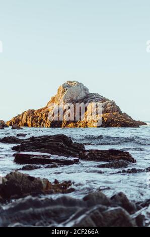 Photo verticale de Playa de Gueirua dans les Asturies Espagne - parfait pour l'arrière-plan Banque D'Images