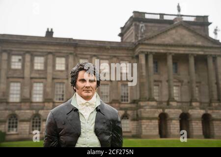 UTILISATION ÉDITORIALE SEULEMENT UN gâteau grandeur nature de M. Darcy, comme joué par Colin Firth dans la mini-série TV de Pride et de préjugés, est dévoilé à la propriété National Trust Lyme Park à Disley, Cheshire. Banque D'Images