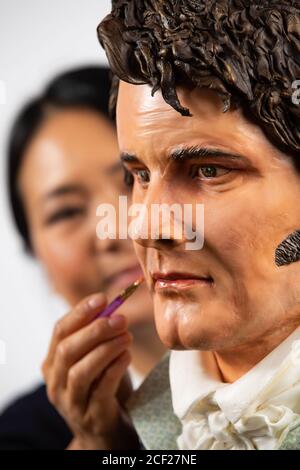 UTILISATION ÉDITORIALE SEULEMENT UN gâteau grandeur nature de M. Darcy, comme joué par Colin Firth dans la mini-série TV de Pride et de préjugés, est dévoilé à la propriété National Trust Lyme Park à Disley, Cheshire. Banque D'Images