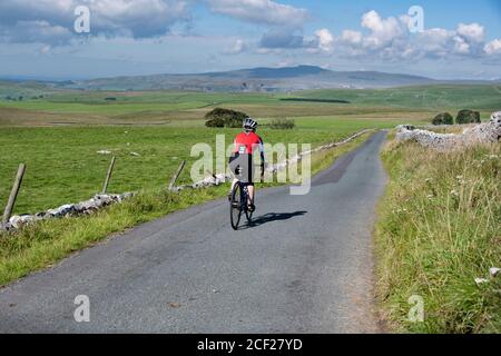 Cycliste féminine dans le parc national de Yorkshire Dales, Royaume-Uni. Banque D'Images