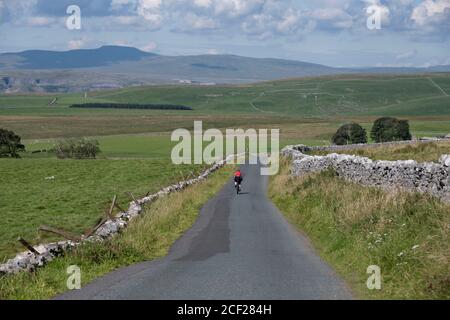 Cycliste féminine dans le parc national de Yorkshire Dales, Royaume-Uni. Banque D'Images