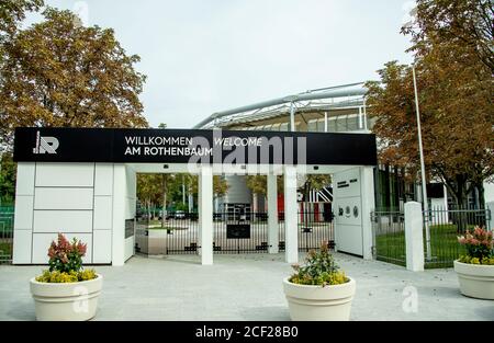 Hambourg, Allemagne. 03ème septembre 2020. Des représentants des médias visitent l'entrée récemment conçue à l'ouverture du complexe de tennis modernisé de Rothenbaum à Hambourg. Credit: Axel Heimken/dpa/Alay Live News Banque D'Images