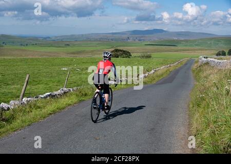 Cycliste féminine dans le parc national de Yorkshire Dales, Royaume-Uni. Banque D'Images