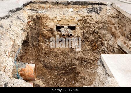 Infrastructure urbaine et remplacement des pipelines travaux de rue et section transversale de travaux de creusage de routes urbaines comme tuyauterie souterraine de conduites d'eau Banque D'Images