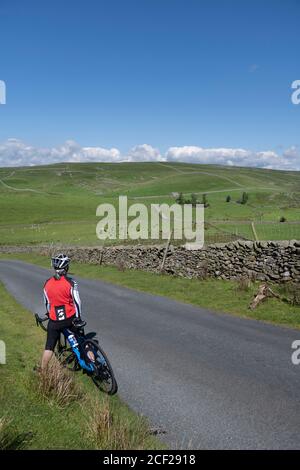 Cycliste féminine dans le parc national de Yorkshire Dales, Royaume-Uni. Banque D'Images