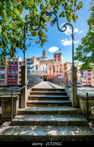 Photo verticale d'un pont de gérone avec la ville l'arrière-plan Banque D'Images