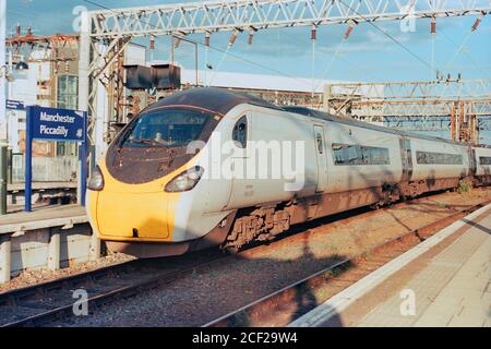 Manchester, Royaume-Uni - 1er septembre 2020 : train électrique à grande vitesse (classe 390) fonctionnant par Avanti West Coast à la gare Manchester Piccadilly. Banque D'Images