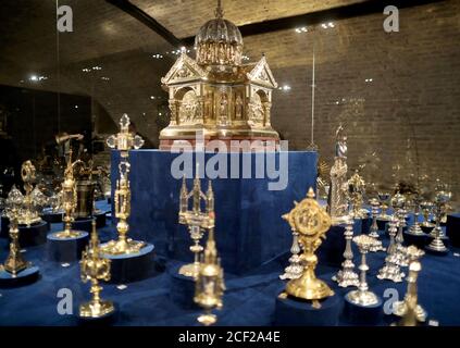 Aix-la-Chapelle, Allemagne. 03ème septembre 2020. L'art de Goldsmith est dans un cas d'exposition autour du sanctuaire de Corona (M). L'exposition « violon 2.0 ans - l'art de l'historicisme de Goldsmith à la cathédrale d'Aix-la-Chapelle » peut être vue de 04.09.2020 à 19.09.2021 dans le Trésor de la cathédrale d'Aix-la-Chapelle. Credit: Oliver Berg/dpa/Alay Live News Banque D'Images