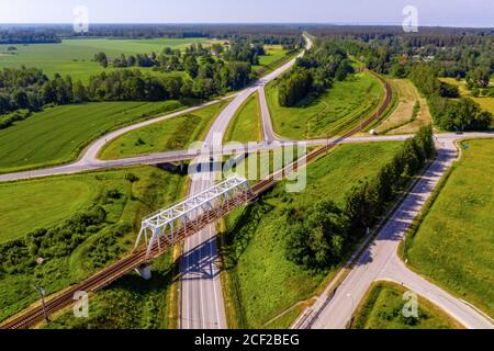 Vue aérienne de dessus de l'intersection à plusieurs niveaux de l'autoroute nationale lettone A1 (partie de la route européenne E67 - via Baltica) près de Skulte, Lettonie Banque D'Images