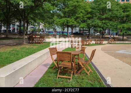 Reston, va, Etats-Unis -- 2 septembre 2020. Reston Town Square Park avec tables et chaises ; les clients peuvent se détendre pendant une journée d'été. Banque D'Images