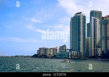 Miami, Floride/États-Unis, 07/17/2020 - prise de vue d'immeubles situés à Brickell Miami, Floride pendant la journée, bateau navigue dans le canal sud de Miami avec h Banque D'Images