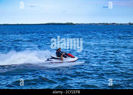 Miami, Floride/États-Unis, 07/17/2020 - Man jet ski près de la côte de Brickell Key Park à Miami, Floride, Homme à bord d'un jet ski à Miami, FL, Male Riding Banque D'Images