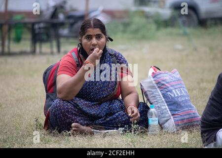 Dehradun, Uttarakhand/Inde- août 02 2020:le gouvernement organise des vivres pour les migrants/personnes, hommes, femmes et enfants qui mangent de la nourriture dans le virus corona pandémique. Banque D'Images