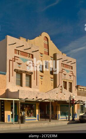 Bâtiment historique avec des motifs inspirés de dessins indiens à Bullard Street dans Silver City, Nouveau-Mexique, États-Unis Banque D'Images