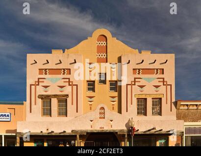 Bâtiment historique avec des motifs inspirés de dessins indiens à Bullard Street dans Silver City, Nouveau-Mexique, États-Unis Banque D'Images