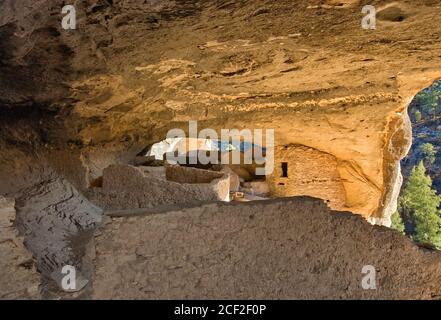 Intérieur de la grotte au monument national de Gila Cliff Dwellings, Nouveau-Mexique, États-Unis Banque D'Images