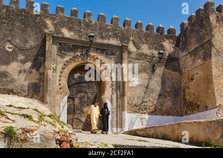 Tanger, préfecture de Tanger-Asilah, Maroc. Bab el-Assa ou Bab el Assa. La porte d'Assa menant à la place de la Kasba ou à la place de la Kasbah. Banque D'Images