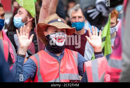 Londres, Royaume-Uni. 3 septembre 2020. Extinction les manifestants de la rébellion se rassemblent à Piccadilly Circus avant de partir pour bloquer la circulation sur Regents Street. Frustré par l’incapacité du gouvernement à agir en cas d’urgence climatique et écologique, XR continue de protester contre le changement. Le projet de loi sur les urgences climatiques et écologiques (projet de loi CEE) est le seul plan concret disponible pour faire face à cette crise. XR exigent la loi du gouvernement maintenant et d'adopter cette loi. Crédit : Neil Atkinson/Alay Live News. Banque D'Images