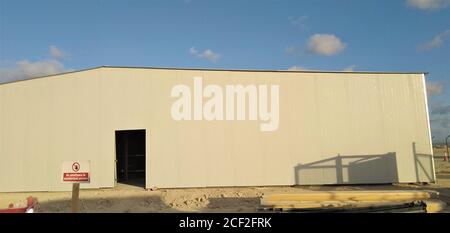 Construction d'entrepôt industriel et intérieur de la suspension de plafond de toit lampes Banque D'Images