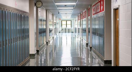 Un couloir d'école secondaire est vide après que le coronavirus l'a fermé et est maintenant prêt pour les étudiants à retourner. Banque D'Images