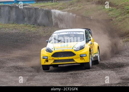 Ollie O'Donovan dans Ford Fiesta course dans les Supercars à l'épreuve britannique de 5 Nations au Lydden Hill, Kent, Royaume-Uni. Pendant COVID-19 Banque D'Images