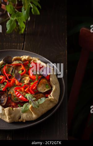 Délicieuse galette de légumes, tarte ouverte de pâte à croûte courte avec courgettes et aubergines, oignons et poivrons, ingrédients de Ratatouille Banque D'Images