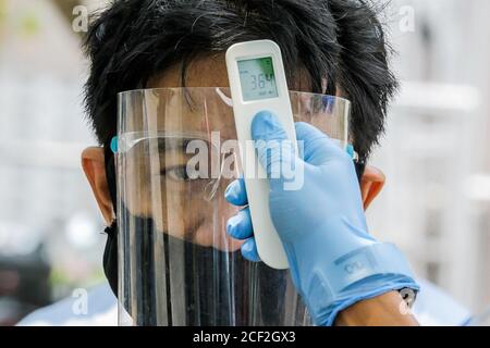 (200903) -- MANILLE, le 3 septembre 2020 (Xinhua) -- LA température D'UN conducteur portant un masque protecteur est vérifiée avant de s'inscrire au test COVID-19 à Manille, aux Philippines, le 3 septembre 2020. Le ministère de la Santé (DOH) des Philippines a signalé jeudi 1,987 nouveaux cas de COVID-19, soit la plus faible augmentation quotidienne depuis plus d'un mois dans le pays d'Asie du Sud-est. Le nombre total de cas confirmés aux Philippines a grimpé à 228,403 jeudi. (Xinhua/Rouelle Umali) Banque D'Images